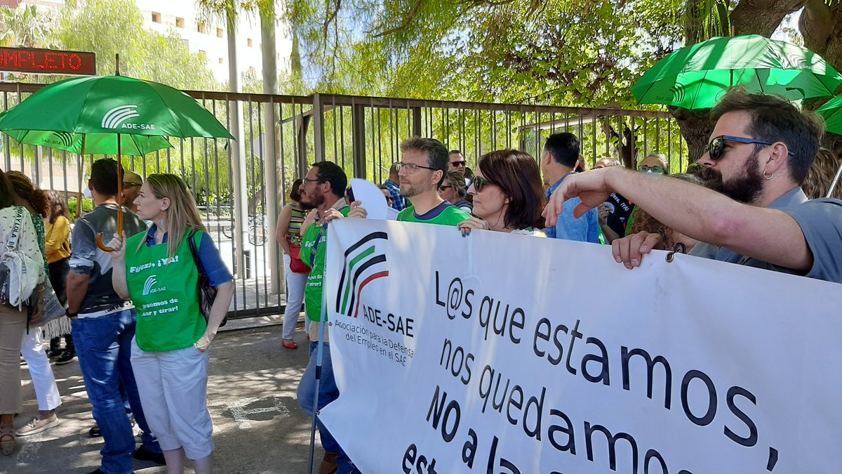 ADE__SAE's tweet photo. ¡SOMOS PERSONAS, NO SOMOS PLAZAS!
Se debe resolver la situación sin despidos encubiertos.
No a falsas estabilizaciones.
#FijezaYa 
#FijezaYaEsConstitucional https://t.co/tKi6JSW0SQ