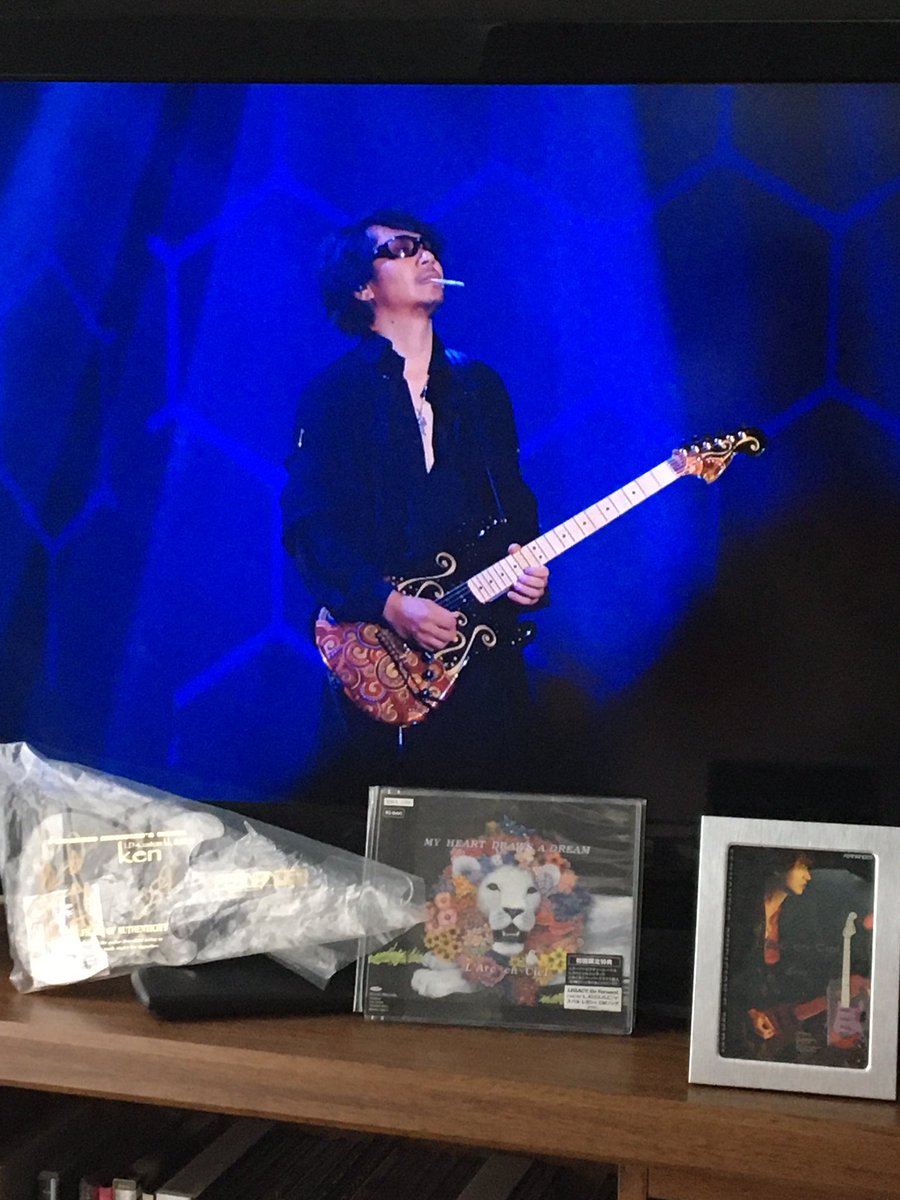 GRANDCROSSTOUR's tweet photo. #LArcenCiel #31周年 #30thLAnniversaryLIVE #ken #ESP #GLAMBELLY #tetsuya 腰痛が酷く、椅子と低反発クッションと室内スリッパを探しに家具屋に行ったら、kenちゃんのライオンとteっちゃんのGLAMBELLY GOOD VIBESに描かれてるマリリンモンローの絵画がありました。店の人がL'Arc好きだったんかなぁ? https://t.co/etjJOHJJ45