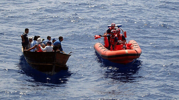 14ymedio's tweet photo. #Pagó 7.000 dólares para subir a una #lancha con 35 #balseros y fue #devuelto a #Cuba👉 Un joven manifestante del #11J cuenta su intento de escapar y su deportación a la Isla por los guardacostas de EE UU https://t.co/yq00oSFYDR https://t.co/2LS8agzZ8r