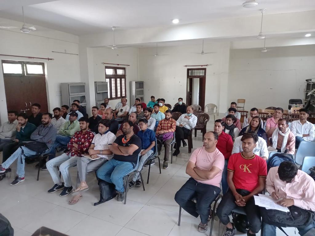 cscukspm's tweet photo. Aadhaar UCL operator physical training for Haridwar VLE's. 

@dintya15 @sanjaykrakesh @avnishtyagi @LalitBoraCSCUK @KumaonSpm https://t.co/d4q4aYQk7P