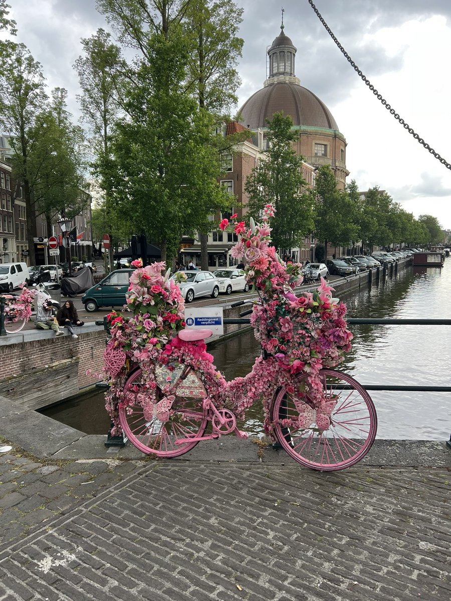 La compétition donne aussi accès aux voyages et donc à la culture des autres pays. Welcome aux Pays-Bas 🇳🇱 
Une journée incroyable 😻 où le vélo est Roi 👑 
#Voyager #velo