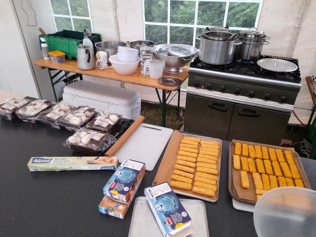 HitchScoutSail's tweet photo. Good morning on Tuesday! It's 6.30am. Camp crew are up and busy, but camera-shy, and too fast. Slow-cook porridge is going on, etc. Thank you so much, J & D! ๐คฉ๐คฉ
Here's their camp kitchen! #fullypowered https://t.co/oBukLWLiqW