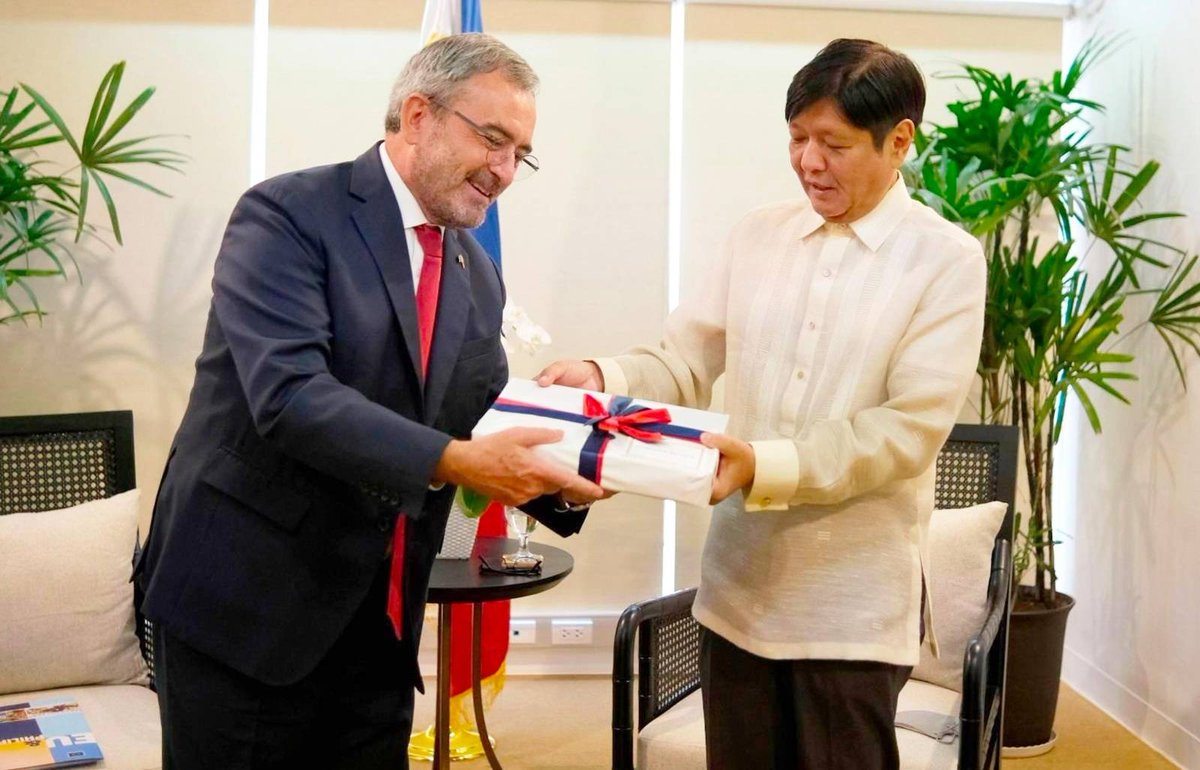bongbongmarcos's tweet photo. I thank Ambassador Luc Véron of the European Union as he conveyed the warm congratulations and greetings from the President of the European Council and the President of the European Commission. https://t.co/rN4kZ9Xk7n