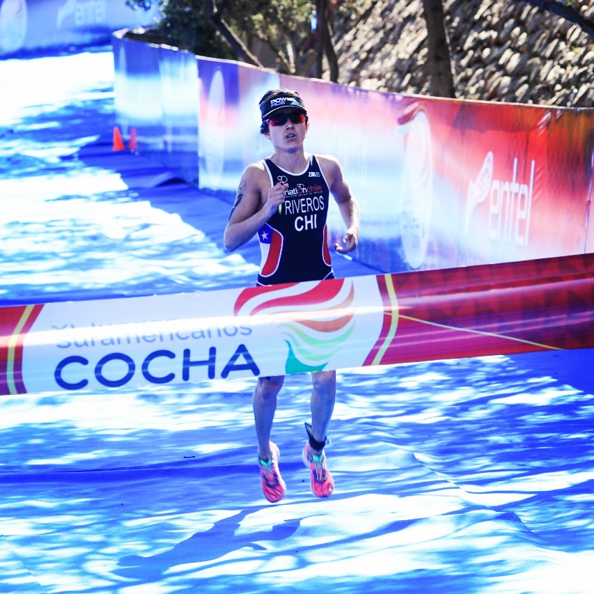 bcriveros's tweet photo. Un día como este hace 4 años dejé mi corazón por mi país 🇨🇱 en los juegos sudamericanos #cochabamba #cocha2018 ganando otra medalla 🥇 para mi país a 2700m de altura 🙊😱🤪 donde terminé con oxigeno post meta.
Sin duda un momento que recordaré para siempre https://t.co/xmvrqXQfnb https://t.co/Tecle4ICPs