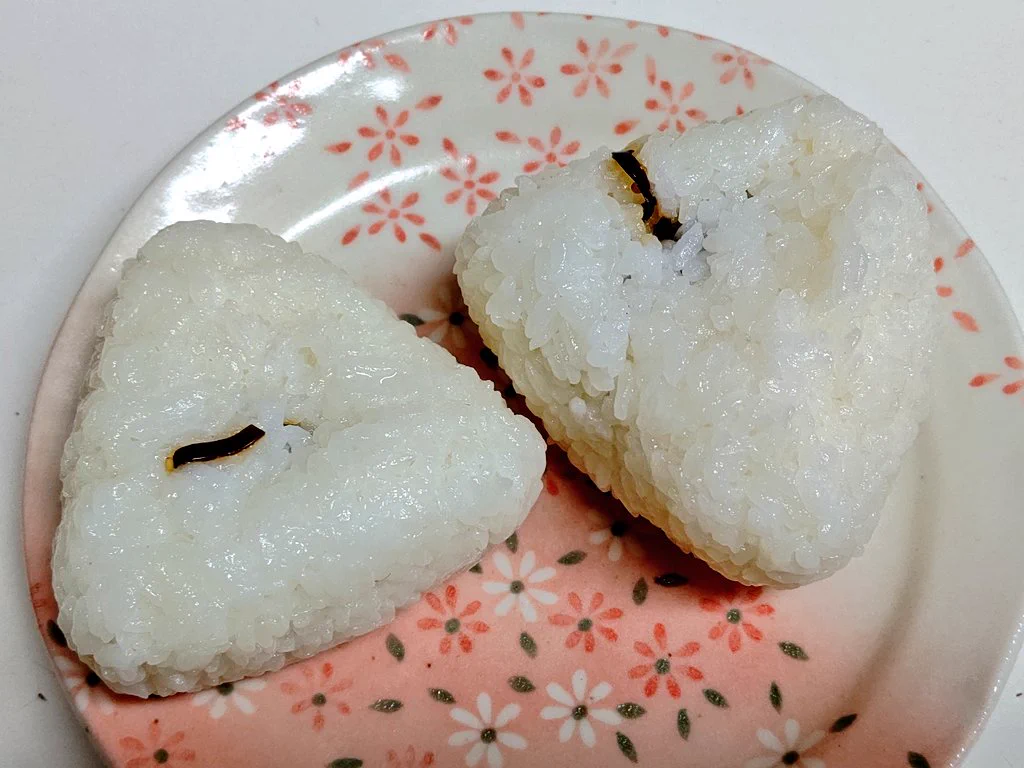 昆布のおにぎりを作ると…どうしても1本だけ導火線が出てしまうw