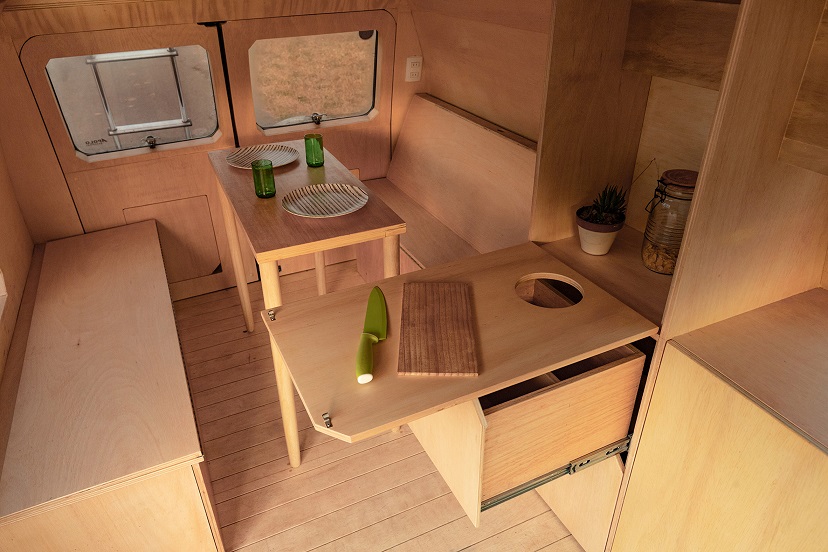 Descubre esta preciosa #furgoneta Chevy de los 90 con un interior 100% en contrachapado de madera, diseñado por #arquitectos. ¡Espectacular! dezeen.com/2021/08/12/dod… Gracias <a href="/dezeen/">Dezeen</a> #CamperLife #Vans #Interiorismo