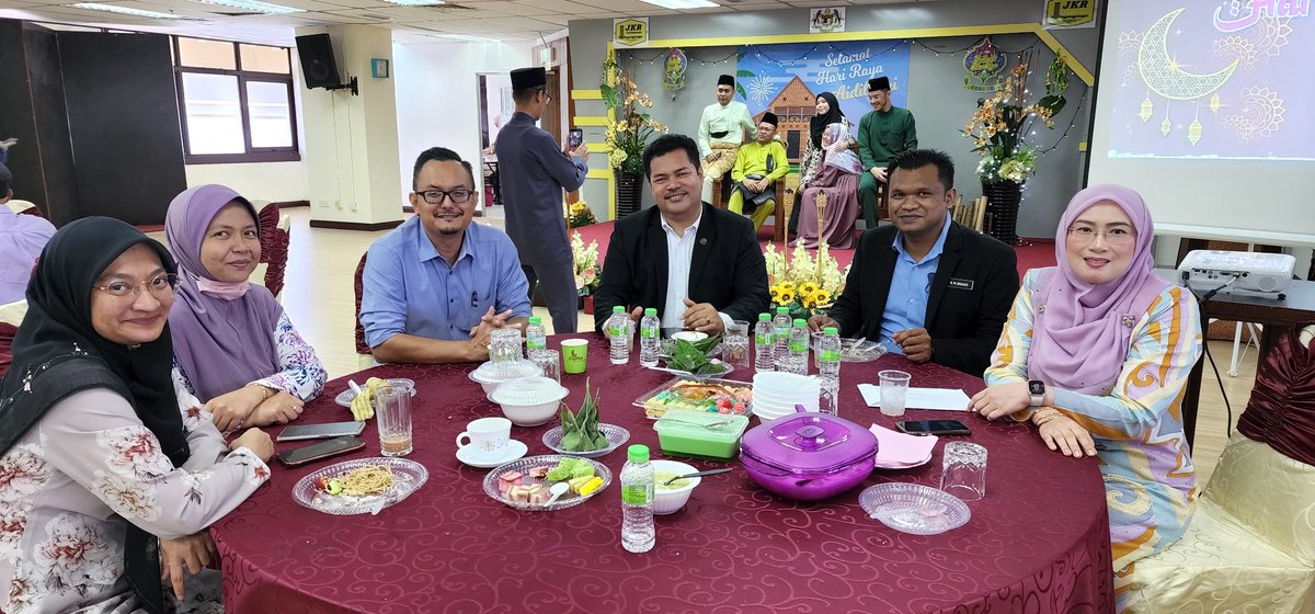 JKRTerengganu's tweet photo. Tn.Pengarah @IrMdridzwan meraikan Majlis Sambutan Hari Raya Aidilfitri 2022 Anjuran Bhg. Pentadbiran &amp; Kewangan @JKRNTERENGGANU di Wisma Negeri.
@JKRMalaysia @IrZulkefly @HasliJKR @SaigaiSuhaila @NorAsia89065104 @ElizaSufinahJKR @MFahmi2nd @shied65 @Siti_sitrus @KamaruddinAlwi https://t.co/Kx3M9ILEFA
