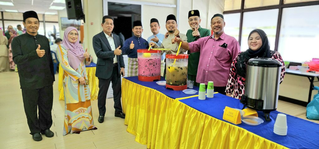 JKRTerengganu's tweet photo. Tn.Pengarah @IrMdridzwan meraikan Majlis Sambutan Hari Raya Aidilfitri 2022 Anjuran Bhg. Pentadbiran &amp; Kewangan @JKRNTERENGGANU di Wisma Negeri.
@JKRMalaysia @IrZulkefly @HasliJKR @SaigaiSuhaila @NorAsia89065104 @ElizaSufinahJKR @MFahmi2nd @shied65 @Siti_sitrus @KamaruddinAlwi https://t.co/Kx3M9ILEFA