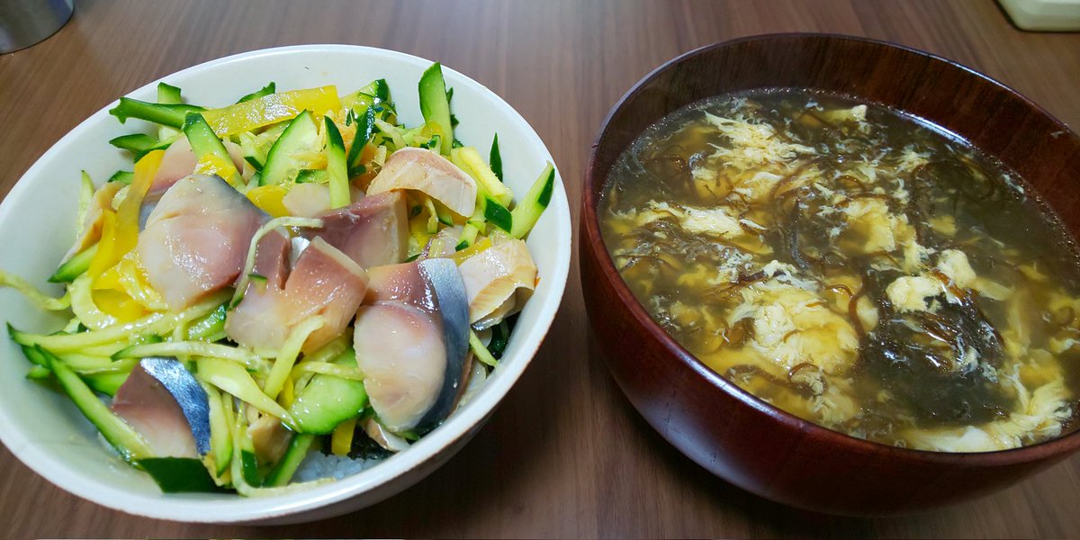 昼飯。鯖タク丼ともずくのスープ。鯖タク丼は〆鯖とタクアンときゅうりを切ってワサビ醤油で合えるだけ。 旨くて飛ぶぞ‼️