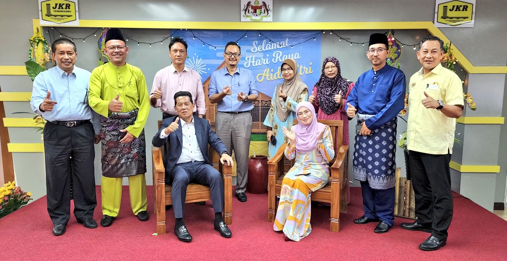 JKRTerengganu's tweet photo. Tn.Pengarah @IrMdridzwan meraikan Majlis Sambutan Hari Raya Aidilfitri 2022 Anjuran Bhg. Pentadbiran &amp; Kewangan @JKRNTERENGGANU di Wisma Negeri.
@JKRMalaysia @IrZulkefly @HasliJKR @SaigaiSuhaila @NorAsia89065104 @ElizaSufinahJKR @MFahmi2nd @shied65 @Siti_sitrus @KamaruddinAlwi https://t.co/Kx3M9ILEFA