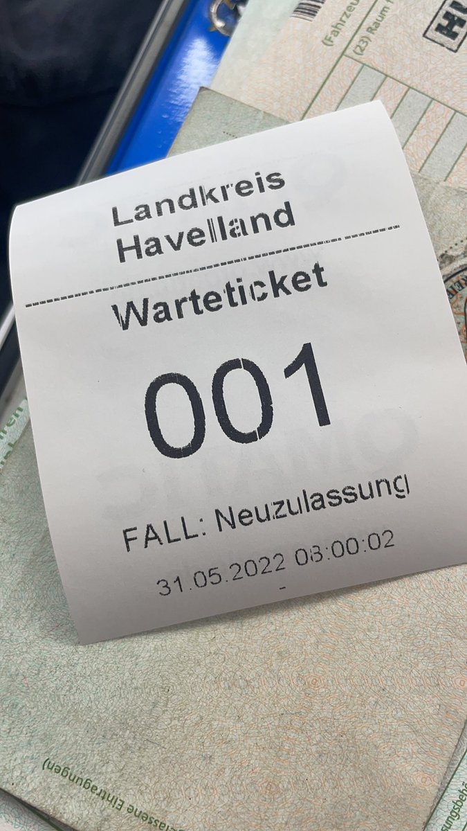 Ich denke heute wird mein Tag. Wie kann es besser laufen als bei der Zulassungstelle die 001 zu ziehen?