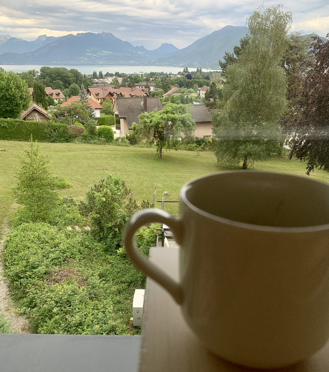 zanardichloe's tweet photo. Coup d’envoi de l’#aims2022.  Petit-déjeuner avec vue sur le lac d’#annecy avant de commencer cette matinée dédiée aux doctorants. 🤓 Tellement ravie d’être entourée de mes montagnes natales pour ma première conférence. Un paysage rassurant 🥰 @SavoieMontBlanc @auvergnerhalpes https://t.co/j8zeByqNJK