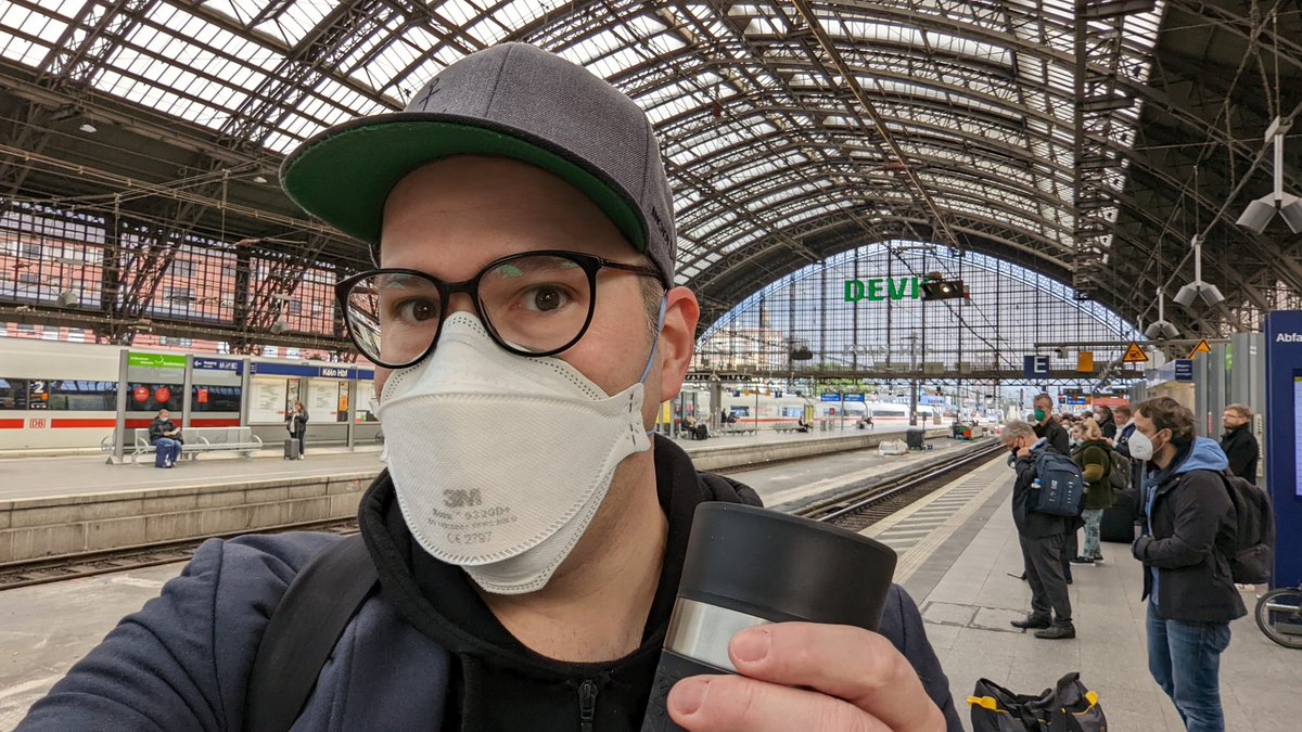 boydroid's tweet photo. Frohgemut in den Zug eingestiegen. Darin: Boardbistro hat kein Strom, WLAN überlastet. Gut wenn man seine eigene Verpflegung dabei hat. #ICE513 https://t.co/z7TjcvTMqY