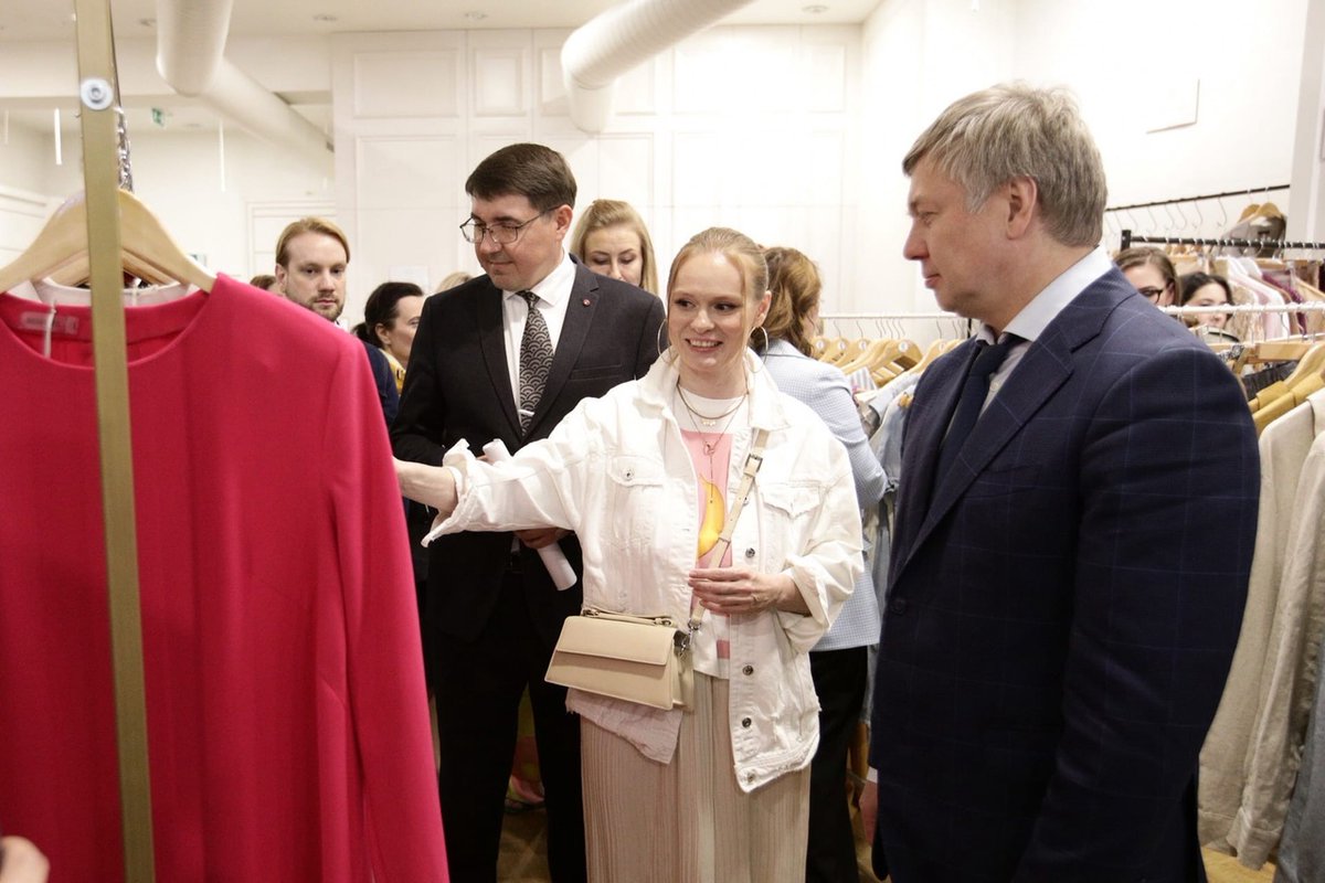 В «Аквамолле» открыли шоурум ульяновских дизайнеров // Одним из первых посетителей стали губернатор Ульяновской области Русских и руководитель Центра поддержки предпринимательства Гайнетдинов simbirsk.city/2022/05/27/v-a…