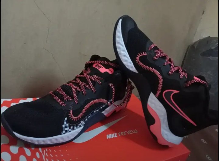winoynaa's tweet photo. Dijual Nike Basket/Voli ReNew Epevate Hitam , kondisi masih sangat bagus baru di pake beberapa kali itupun selalu di pake di lapangan gor .

Beli kurleb 7bulan lalu 800k idr , skrg mau lepas 600k .

minus gda dus , rusak di pake tidur kucing 🤦🏻‍♀️ https://t.co/EjZ6xd34XJ