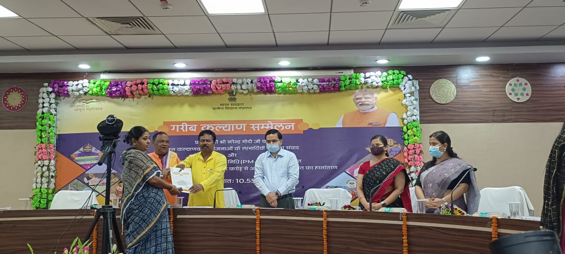 OUHMAWAAS's tweet photo. Live telecast of PM Garib Kalyan Sammelan at Prayas Hall,DUDA Mayurbhanj in presence of Hon'ble Central Minister Shri Bisheswar Tudu, Hon'ble MLA Shri Sanatan Bijuli, Hon'ble MLA Shri Bhaskar Chandra  Madhei,Chairman Baripada Municipality &amp; District Officials.#8YearsOfGaribKalyan https://t.co/79UIRdbvuJ