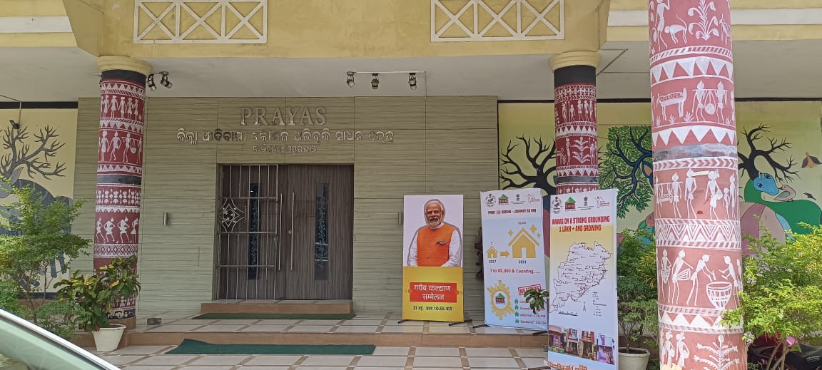 OUHMAWAAS's tweet photo. Live telecast of PM Garib Kalyan Sammelan at Prayas Hall,DUDA Mayurbhanj in presence of Hon'ble Central Minister Shri Bisheswar Tudu, Hon'ble MLA Shri Sanatan Bijuli, Hon'ble MLA Shri Bhaskar Chandra  Madhei,Chairman Baripada Municipality &amp; District Officials.#8YearsOfGaribKalyan https://t.co/79UIRdbvuJ