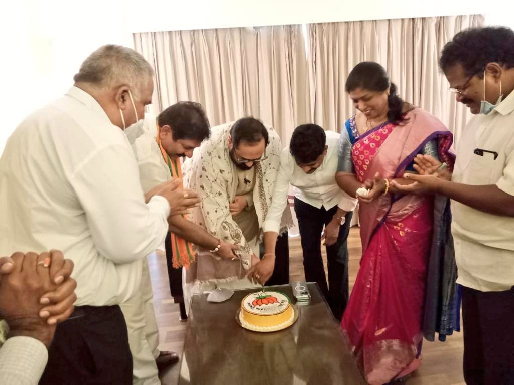 RajeevRC_X's tweet photo. Home away from Home !

Thankful to Sh @somuveerraju &amp; @BJP4Andhra Karyakartas for the warm gesture n birthday greetings. 

@BJP4India @blsanthosh @JPNadda https://t.co/72XB0MHDmK