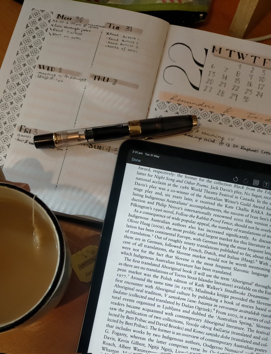 devicentecapua's tweet photo. It's the season of readings accompanied by warm tea 😌 https://t.co/UKQi45BWQc