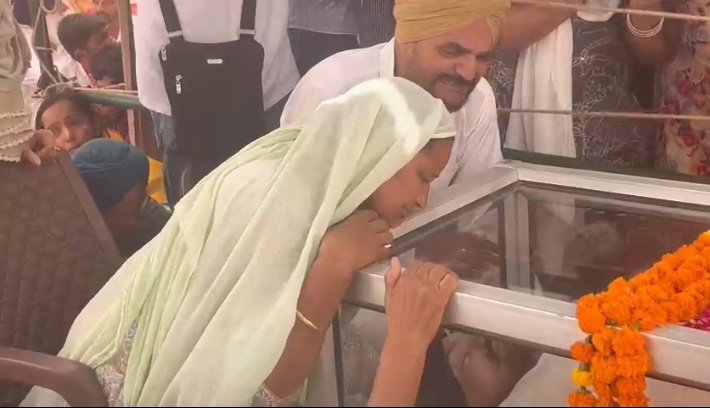 arsh_kaur7's tweet photo. No mother and no father should suffer like this.. Absolutely heartbreaking 
#SidhuMoosewala https://t.co/Q8wZDHEtRc