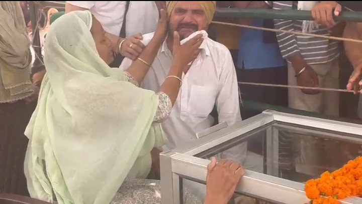 arsh_kaur7's tweet photo. No mother and no father should suffer like this.. Absolutely heartbreaking 
#SidhuMoosewala https://t.co/Q8wZDHEtRc