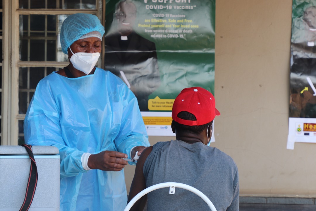 UNICEFZIMBABWE's tweet photo. .@UNICEFZimbabwe, @cohsunshinecity @MoHCCZim, #HDFZim &amp; partners visited Tariro Clinic &amp; Youth centre to appreciate  their operations through support from health development partners. The HDF supports among others EPI, provision of essential medicines and #SRHR. https://t.co/DzlMAI42wj