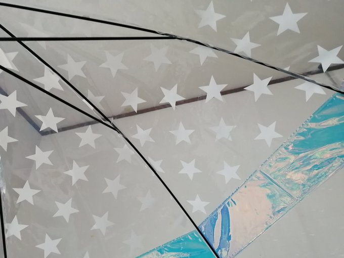 うおおおお新しい傘とそのカバー買ったぞ!!キラキラかわいい!!これで使ったあと車の中おいても座席びしょびしょにならないぞ💪🫠💪 