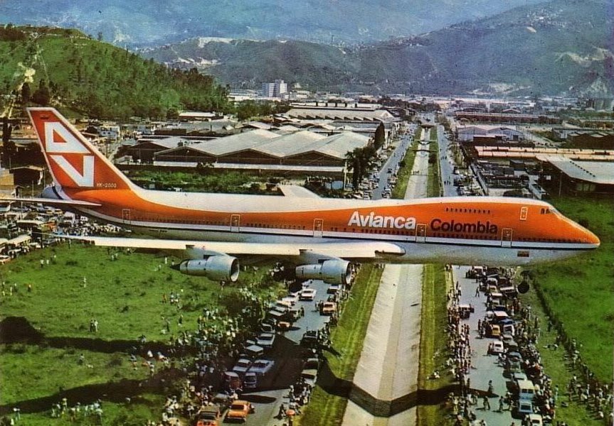 AirlineRetro's tweet photo. Avianca Colombia on short final. https://t.co/ac3E7fVVIG