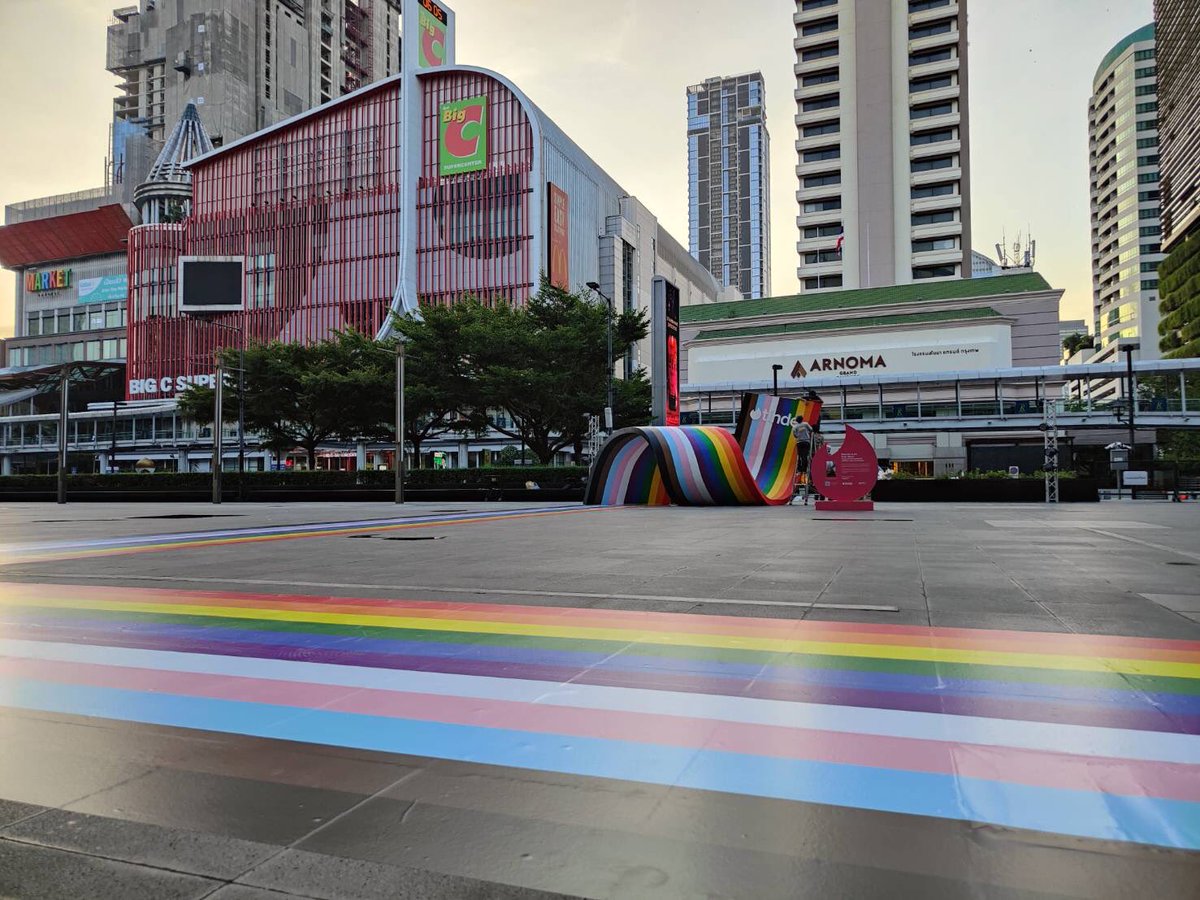 RachanonS's tweet photo. งานนี้ตั้งใจมากๆ ไม่ได้มาเล่นๆ #centralwOrld #freetObe #Tinder #PrideWave #RainbowRunway ❤️🌈

มาถ่ายรูปกันได้นะครับ 😊 https://t.co/KV9MgPf8nP