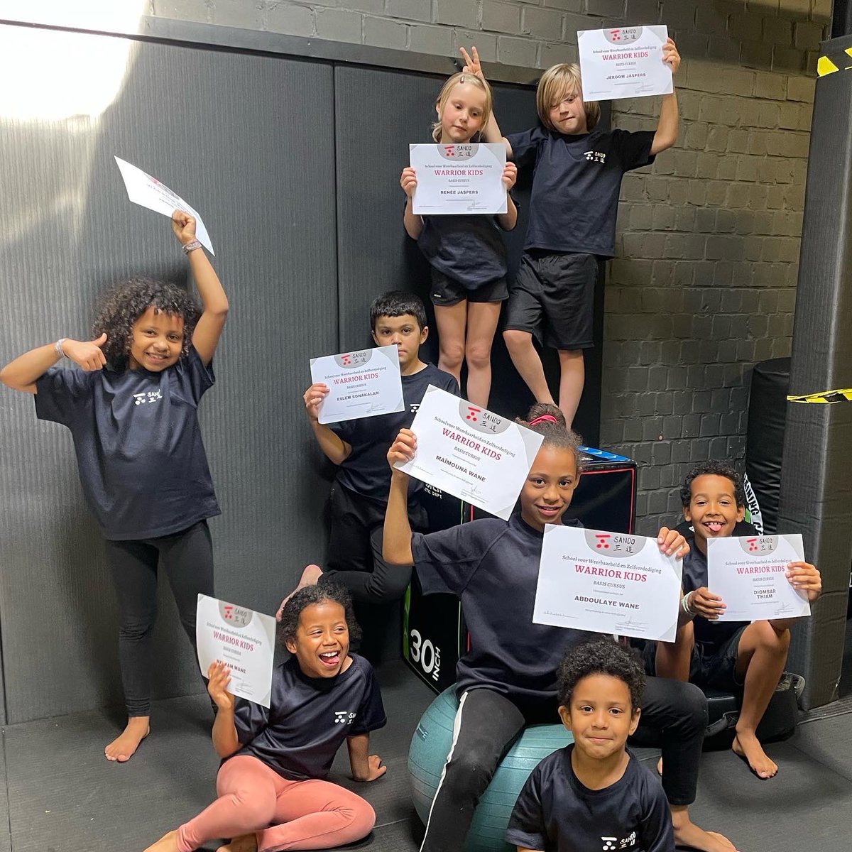 sandoacademy's tweet photo. Proficiat SANDO WARRIORS!!
#rotsenwatertraining #opkomenvoorjezelf #antipestprogramma #spelendleren @sando_zelfverdediging https://t.co/AElFQV0lSO