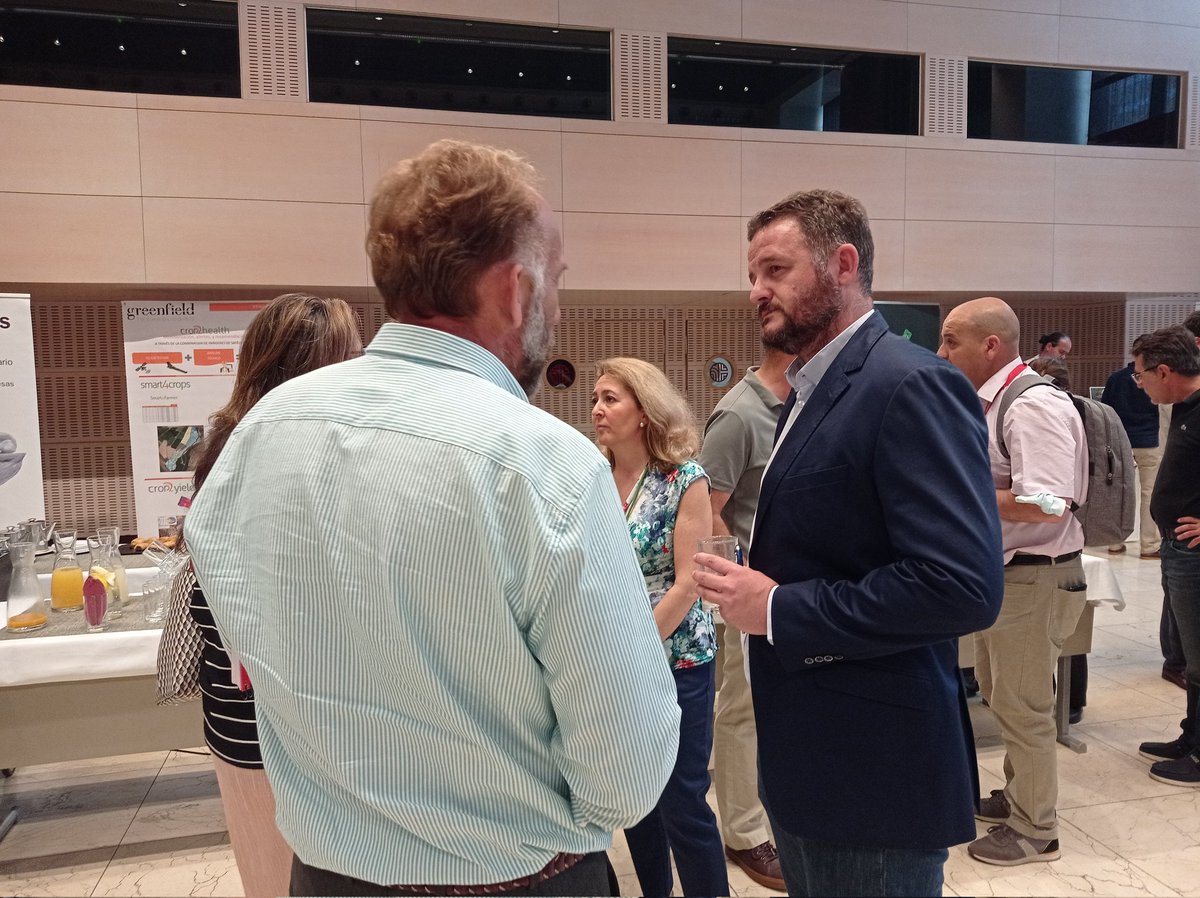 cerescomunica's tweet photo. Es la hora del café networking en el FÓRUM SMART AGRO de @catedracorteva. La jornada concluirá con la entrega del premio Cátedra Corteva a la mejor tesis doctoral en #AgriculturaDigital, galardón para el que se han presentado siete tesis. https://t.co/vK9uaOD0qQ