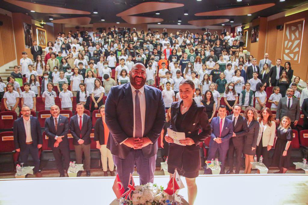 Doğa Koleji Çekmeköy Kampüsü’nün harika öğrencilerine, öğretmenlerine, ve yöneticilerine ayrıca <a href="/DogaOkullari/">Doğa Koleji</a> yönetim kurulu üyelerine ‘Kariyer Günü’ etkinliğinde beni harika bir şekilde ağırladıkları için teşekkür ederim 📚🤗

Türkiye’ye geldiğimden beri yaptığım en iyi şeydi!