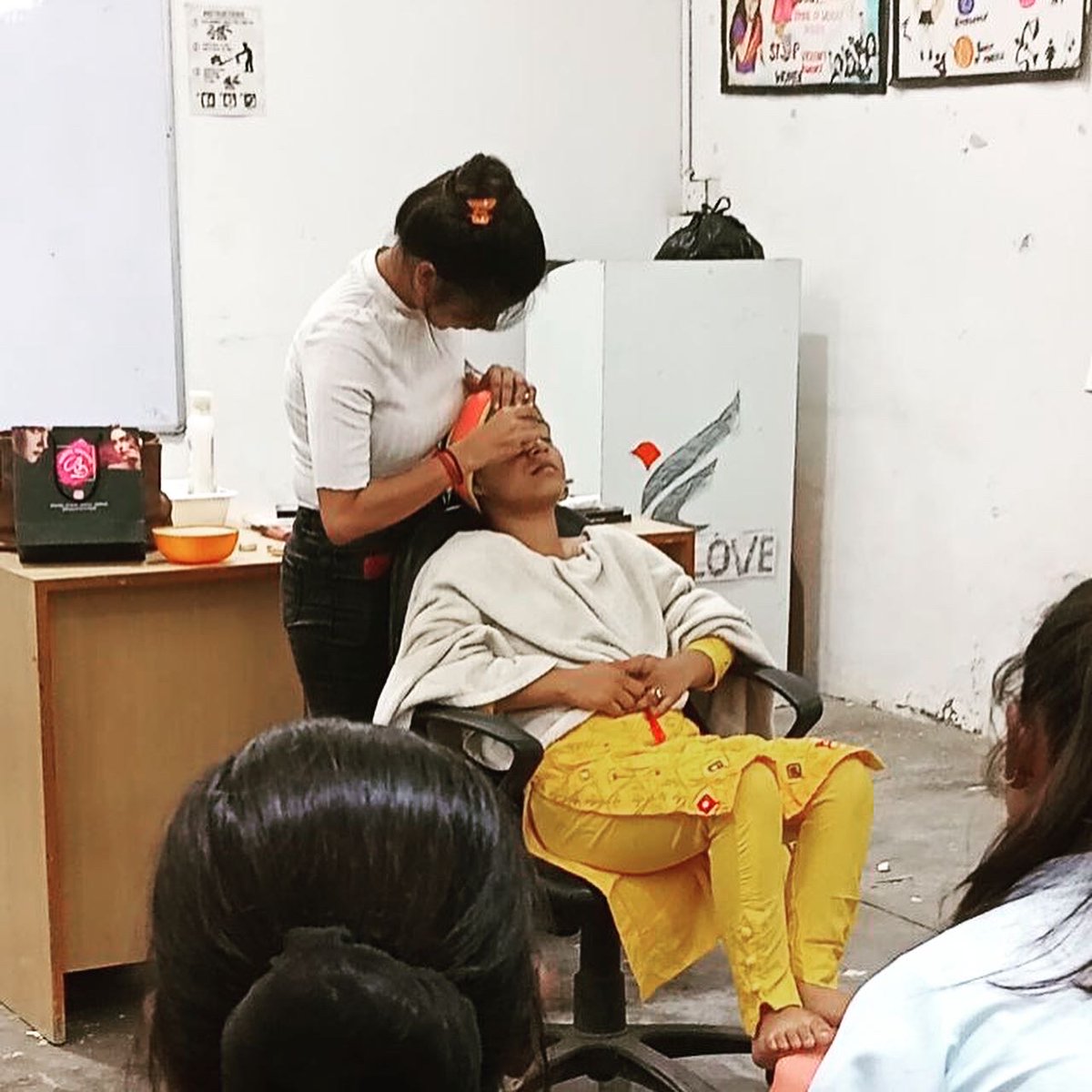 JoveConscious's tweet photo. We recently organized a #guestlecture by Jyoti, a #makeupartist in #DeepikaMakeover and also a proud past student of #JCFSkillAcademy. 😊⭐️
Come forward and contribute to a girl's bright future today, visit: https://t.co/oH1kqNEfH3
#JCF #skilltraining #womenskillsdevelopment https://t.co/emkCAGsbyp