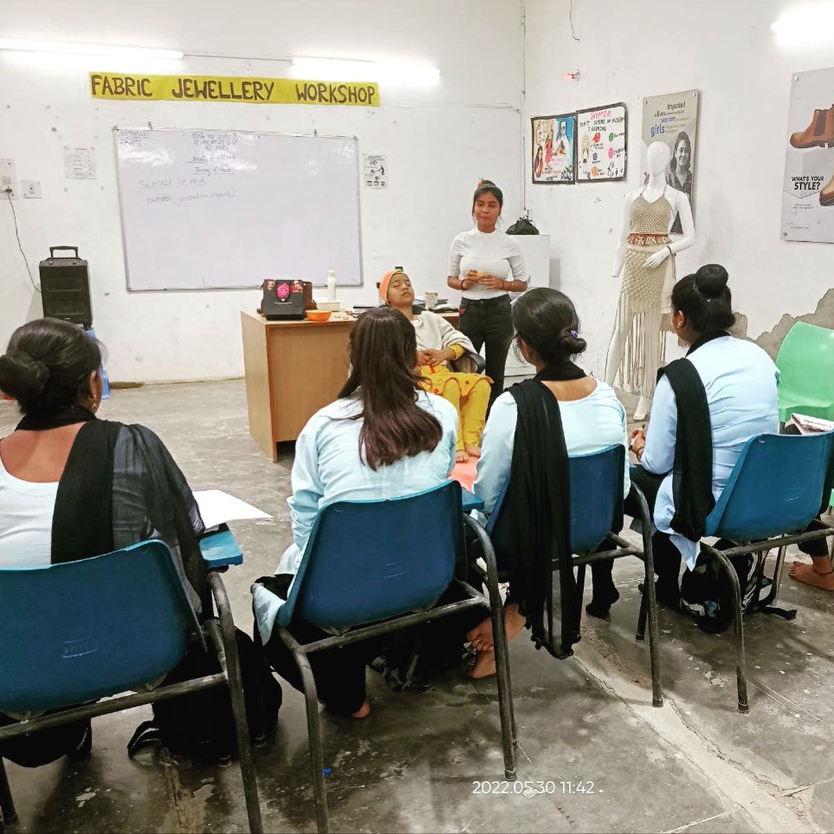 JoveConscious's tweet photo. We recently organized a #guestlecture by Jyoti, a #makeupartist in #DeepikaMakeover and also a proud past student of #JCFSkillAcademy. 😊⭐️
Come forward and contribute to a girl's bright future today, visit: https://t.co/oH1kqNEfH3
#JCF #skilltraining #womenskillsdevelopment https://t.co/emkCAGsbyp