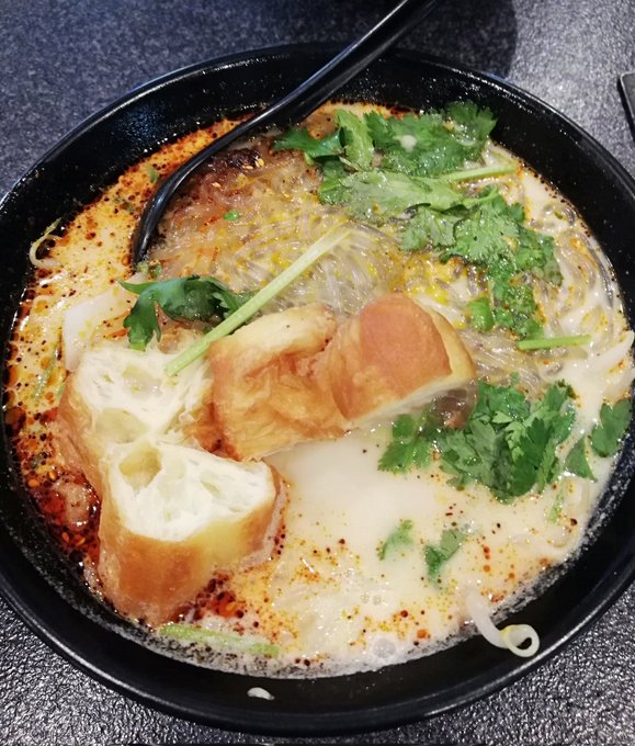 最近は春雨の麻辣湯がお気に入り
周黒鴨にて
揚げパン(油条)をスープにひたしてホロホロに柔らかくするのが好き 