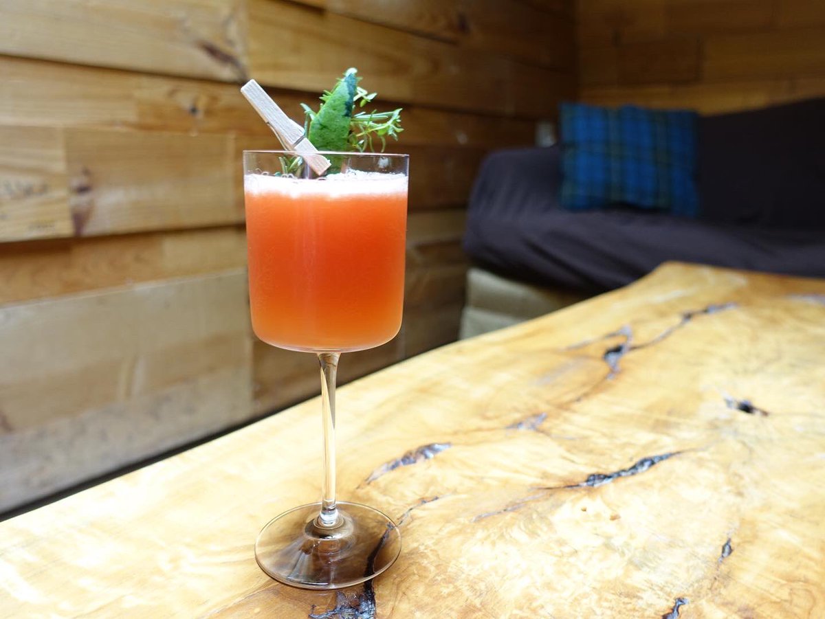 mixologistJapan's tweet photo. ６月オススメ　ウォーターメロンマンハッタン 🍉🍸

夏といえば、スイカ🍉
スイカの持つ瑞々しさの中にバーボンの樽の香りとベルモットの持つ甘みを加え、スイカの香りを引き立たせるカクテルです。

これからの暑い日にぴったりです。

#aoyamabar  
#隠れ家bar 
BAR RAGE 青山店
℡0354673977 https://t.co/W6ynHXEGOq