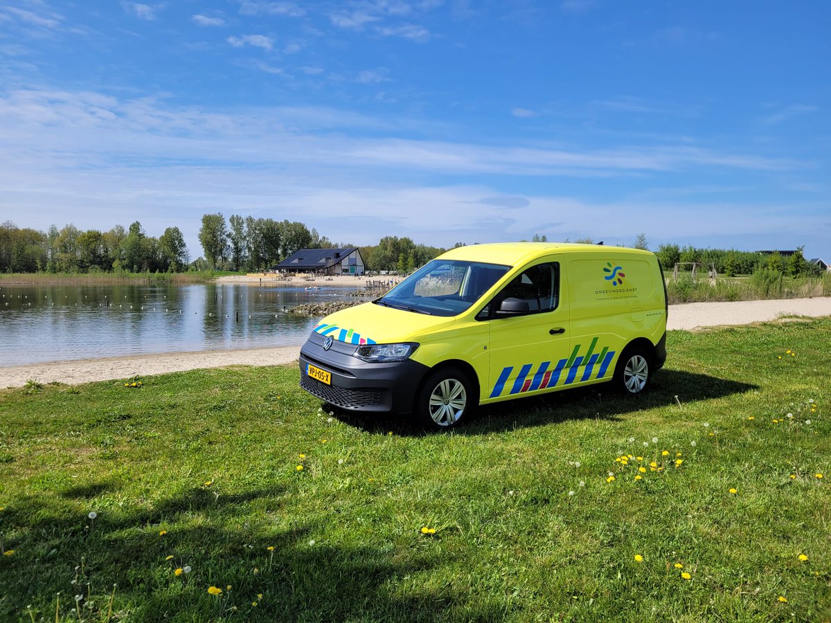 Sinds 1 mei rijden de toezichthouders van de <a href="/_OFGV/">OFGV</a> door de provincie om alle officiële zwemstranden te controleren. Dat zijn er maar liefst 32! Dit kiekje is genomen bij het strand de Wellerwaard in Emmeloord. ofgv.nl/thema/zwemmen/ <a href="/FlevoNieuws/">Provincie Flevoland</a> #zwemmen #toezicht