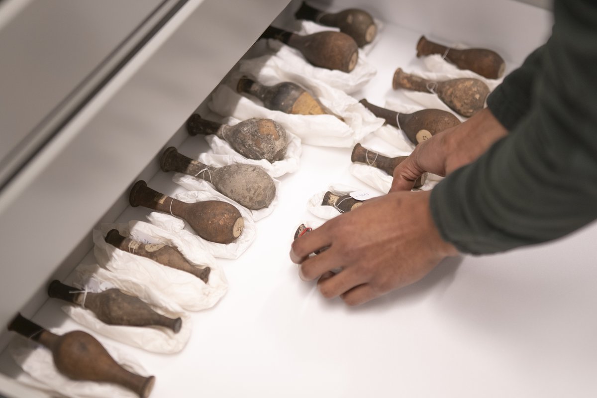 laBnF's tweet photo. Aujourd'hui nous vous emmenons dans les coulisses du déménagement du siècle. C’est parti pour 24 heures avec l’équipe des collections Antiques ! 
Un fil à dérouler toute la journée, à l'occasion de la prochaine réouverture de Richelieu🧶https://t.co/xQAlzOD9ge https://t.co/V0nA911MRS