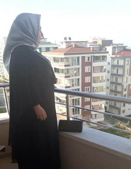 ailesiyle kahvalti yaparken beni balkona kilitleyen isvecli arkadasimi bekliorm