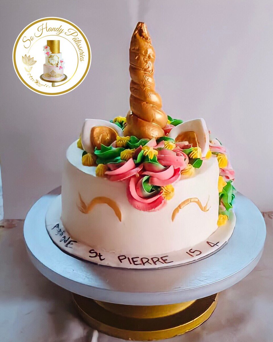 SHPatisseries's tweet photo. #TeamLicorneCake sentez-vous saluée ! 🥰😋
Un p'tit clin d'oeil pour la petite Anne St Pierre, fan de licorne 🥰
Merci à Mme N. pour la confiance 🥰
#licornecake #genoisevanille #ganachechocolataulait #cremeaubeurremeringuesuisse #sohandypatisseries #yummy #cake #TT237 #douala https://t.co/REO2Kuy7w6