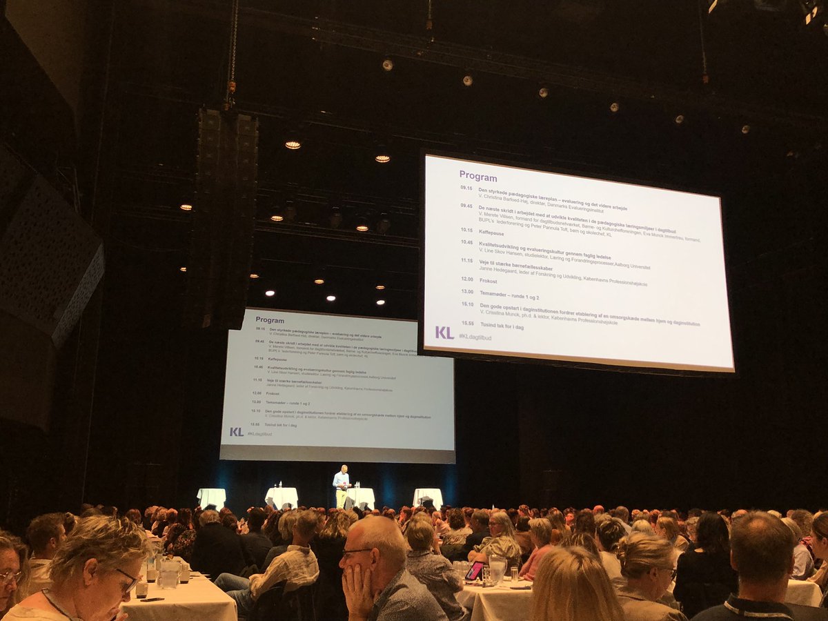 stinlaw's tweet photo. Styrket pædagogisk læreplan, evalueringskultur og ikke mindst stærke børnefællesskaber er på dagsordenen til KL’s Dagtilbudskonference 2022. 550 dygtige folk samlet om vigtige temaer. #KLdagtilbud https://t.co/H46RVZcZPc
