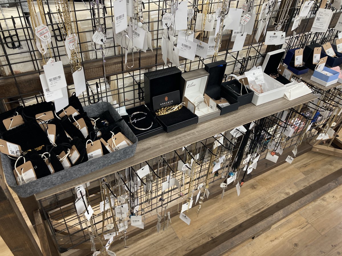 hapinesenmiya's tweet photo. アクセサリーコーナー、リニューアルしてます！
以前の格安ネックレス類に加え、アウトレットアクセサリー類の棚も新設してます！
是非一度お立ち寄りくださいね！🙆‍♀️
#ハピネ #仙台駅 #宮千代 #ディスカウント #ディスカウントショップ https://t.co/7YurmbkULZ