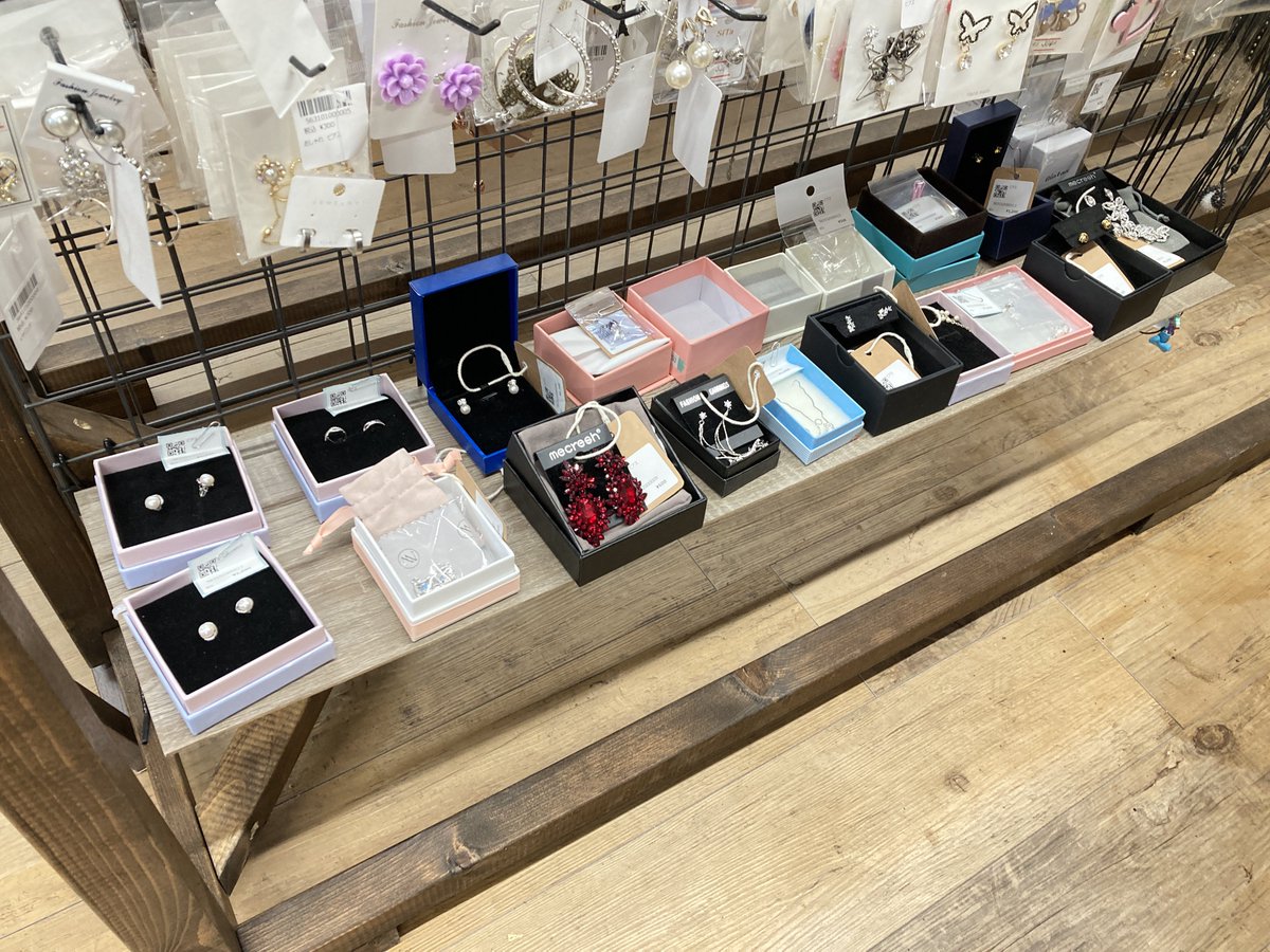 hapinesenmiya's tweet photo. アクセサリーコーナー、リニューアルしてます！
以前の格安ネックレス類に加え、アウトレットアクセサリー類の棚も新設してます！
是非一度お立ち寄りくださいね！🙆‍♀️
#ハピネ #仙台駅 #宮千代 #ディスカウント #ディスカウントショップ https://t.co/7YurmbkULZ