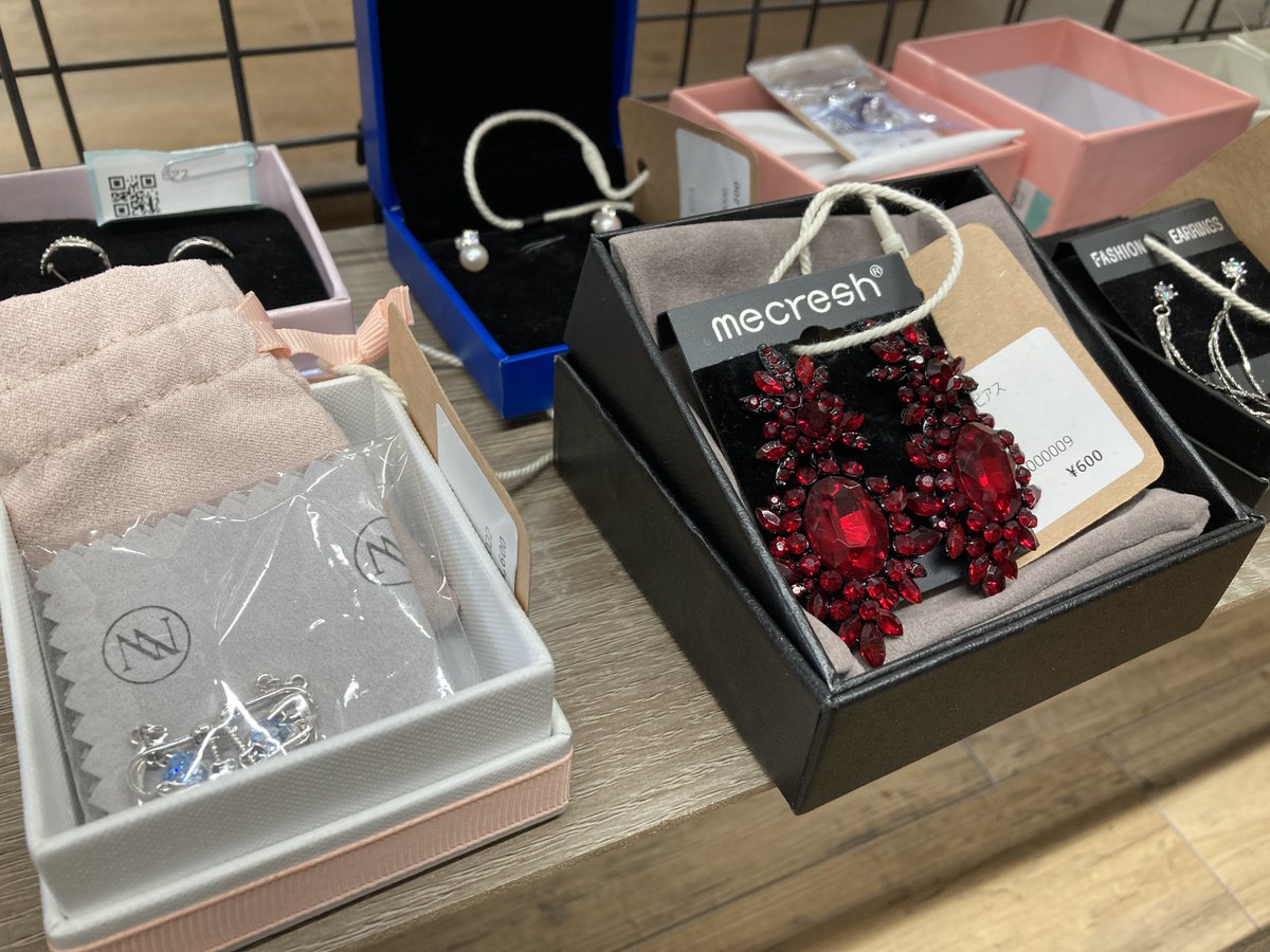 hapinesenmiya's tweet photo. アクセサリーコーナー、リニューアルしてます！
以前の格安ネックレス類に加え、アウトレットアクセサリー類の棚も新設してます！
是非一度お立ち寄りくださいね！🙆‍♀️
#ハピネ #仙台駅 #宮千代 #ディスカウント #ディスカウントショップ https://t.co/7YurmbkULZ