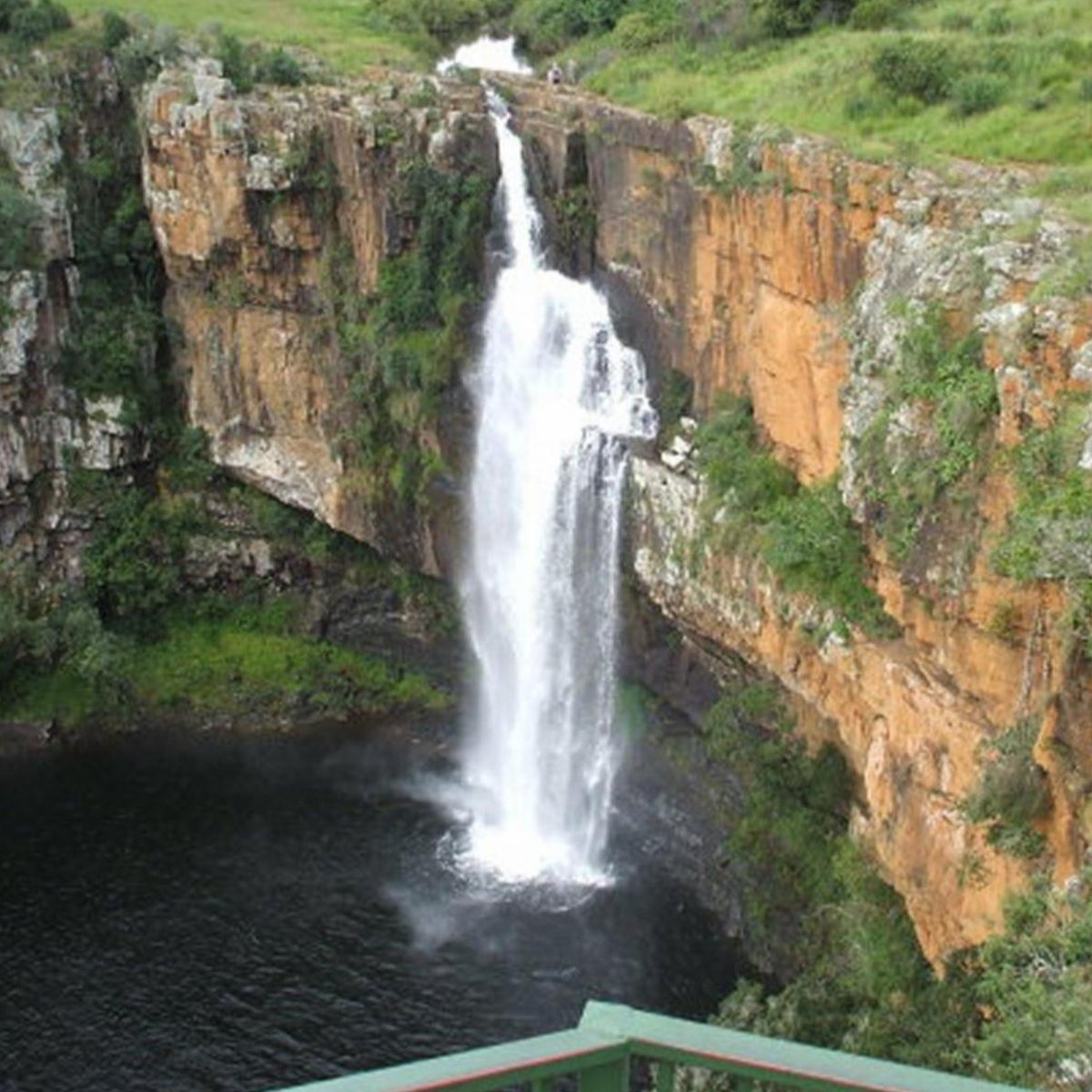Summit Lodge is ideally situated on the doorstep of wildest Africa. The lodge is surrounded by a host of activities ranging from game viewing in the Kruger National Park to biking, hiking, and more. bit.ly/3xatAdb
📍 Graskop - Mpumalanga
💳 R375  
🏠 Per person sharing