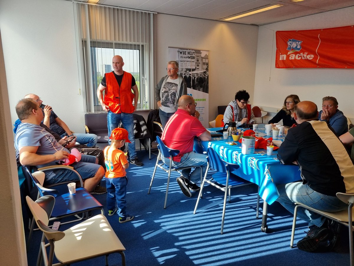 Stakende buschauffeurs in Lelystad. Ook in Dronten,Emmeloord, Zwartsluis, Harderwijk en Den Bosch leggen de chauffeurs het werk neer. Doel is een betere cao.