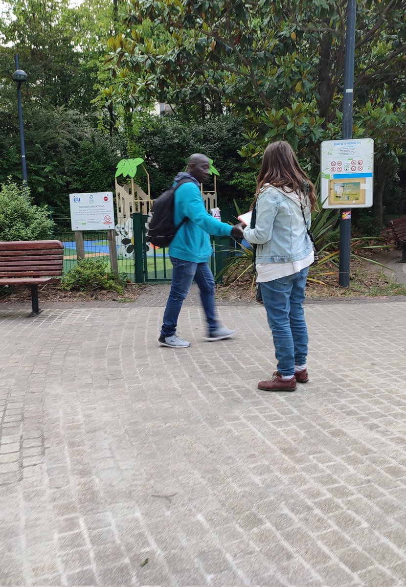 scheloi's tweet photo. Mobilisées avec @cecilesou  ce matin au métro de #vanves. Des échanges qui nous prouvent l'utilité d'une majorité #nupes à l'assemblée pour agir contre les fermetures de classes, pour le pouvoir d'achat, contre les discriminations ...  ✌️#CIRCO9210 #legislative2022 https://t.co/DkxMEKe78X