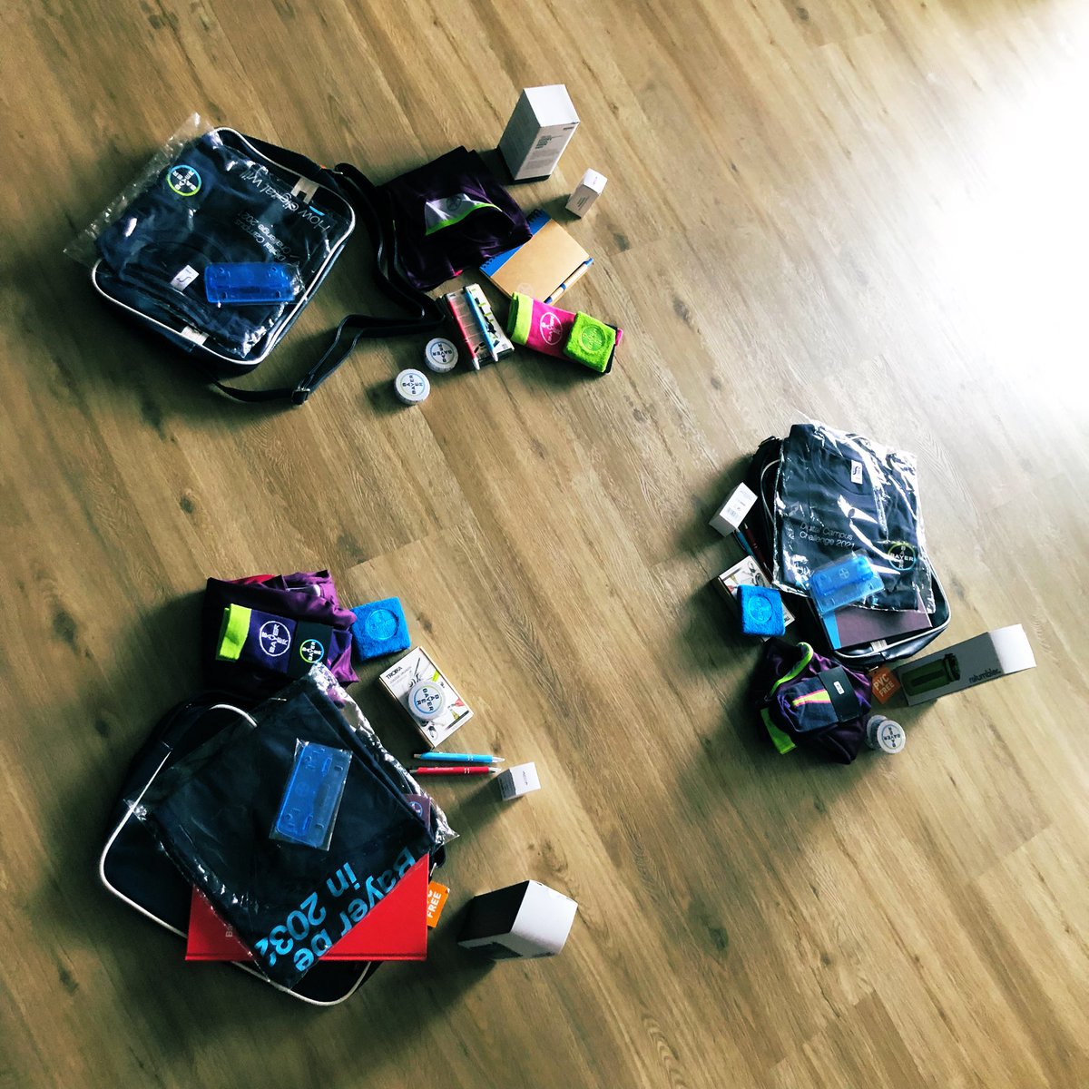 schomberg's tweet photo. Jeder hat sein Päckchen zu tragen.
Auch ich, und deshalb habe ich für die brasilianischen Gewinner der Digital Campus Challenge 2020, die ich morgen in #Berlin treffe, mal ein paar @Bayer-#GiveAways zusammen gestellt.
➡️ https://t.co/67sAfPhuU6
#Materialaktion #DCC20 #DCC22 https://t.co/IxUfa9Mwmy