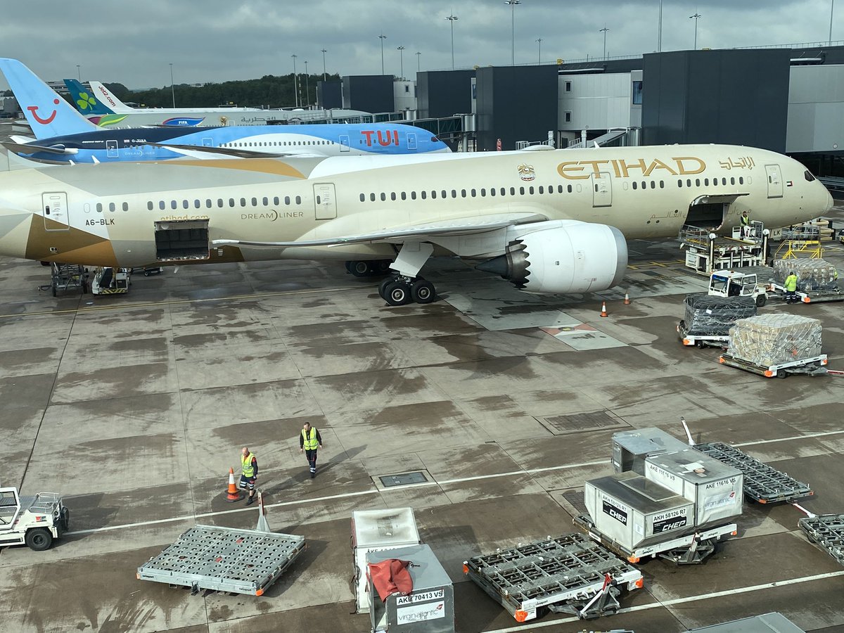 Paulgriff41's tweet photo. Flying on a 787 Dreamliner to Abu Dhabi then onto Phuket. Much sooner spend 7 or 8 hours on one of these than 4 hours to Tenerife on little shagger of a 737 #bigplane #smallshagger https://t.co/LahVRdUmlU