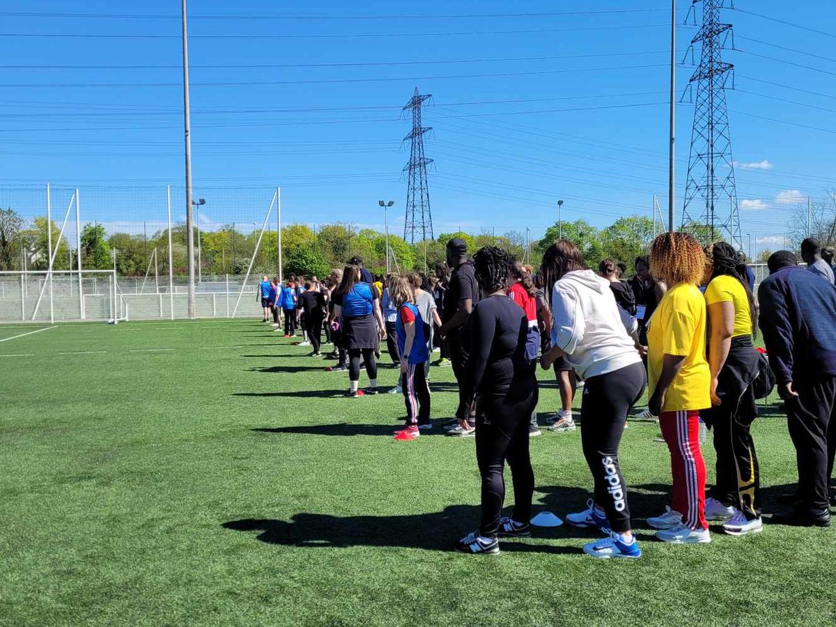phuguet's tweet photo. Face aux difficultés de #recrutement, @pole_emploi a lancé l’opération « Du stade vers l’emploi », qui met en relation entreprises et demandeurs d’emploi autour de terrains de sport. 👉https://t.co/JNdQfrFSBR via @lemondefr https://t.co/gajzCXXYx8